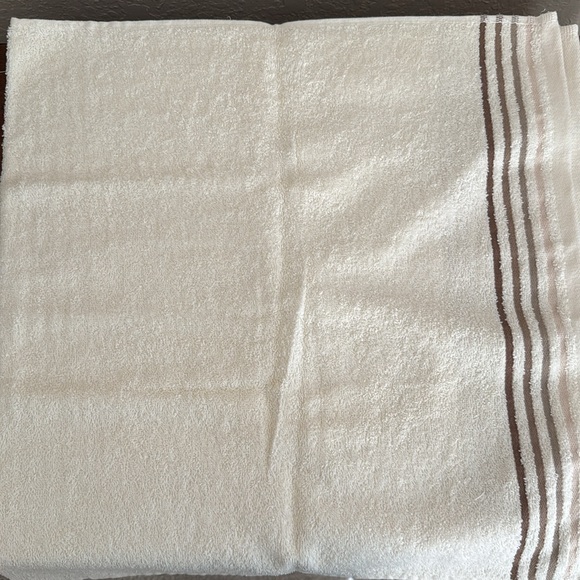 NWT Beige Striped Bath Towels! - Picture 16 of 16